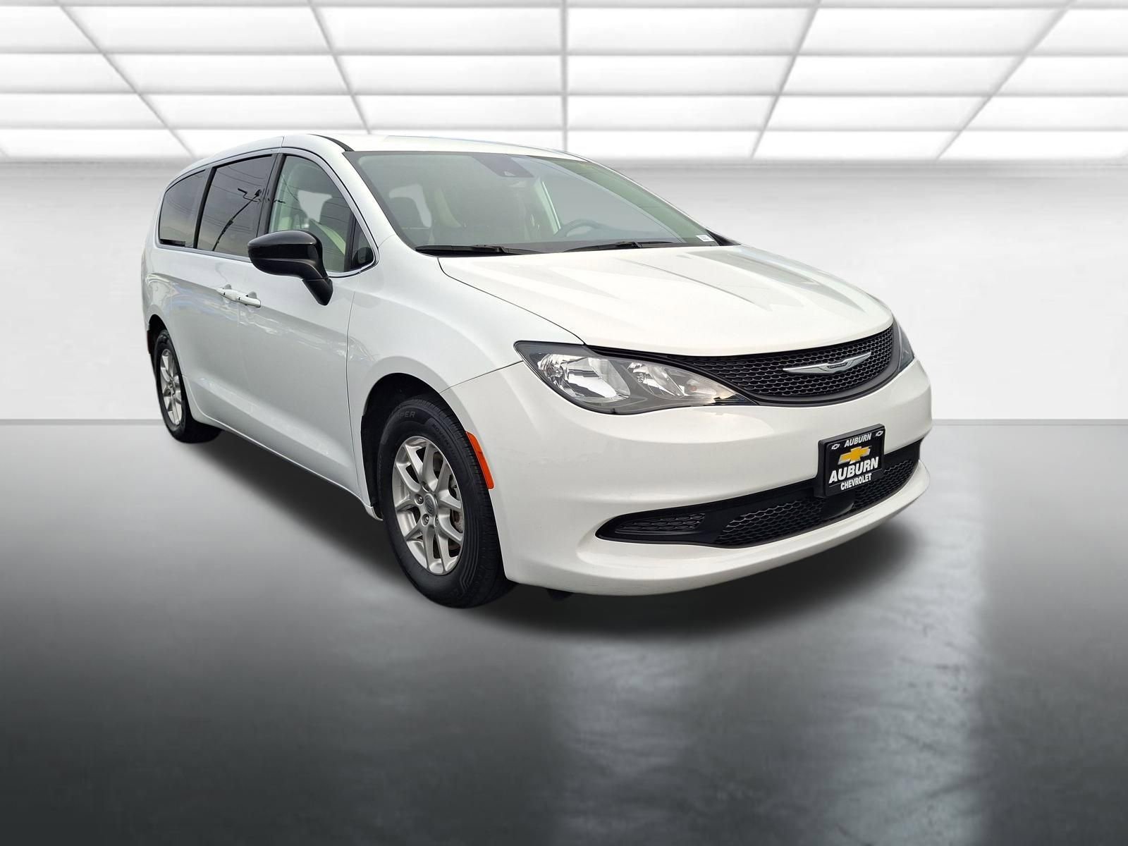 Used 2024 Chrysler Voyager LX image 1