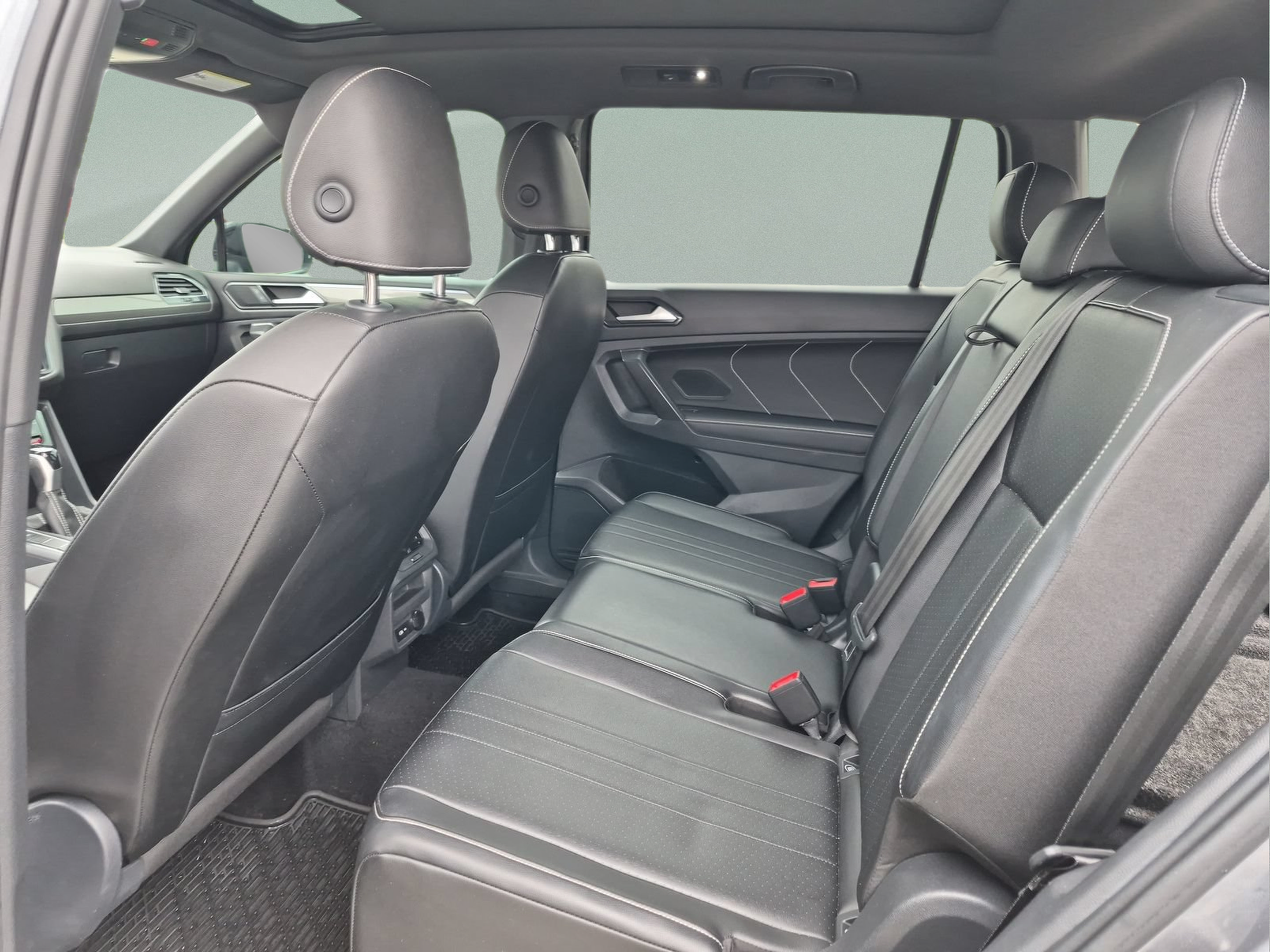 Used 2022 Volkswagen Tiguan SE R-Line FWD image 17