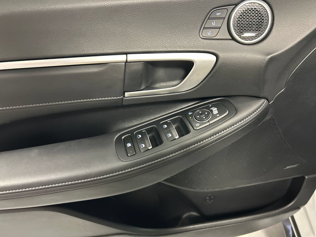 Used 2025 Hyundai Sonata Limited FWD image 12