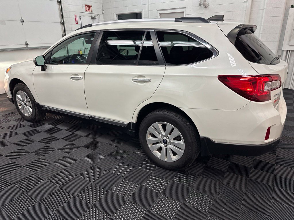 Used 2017 Subaru Outback 2.5i Touring AWD/4WD image 6