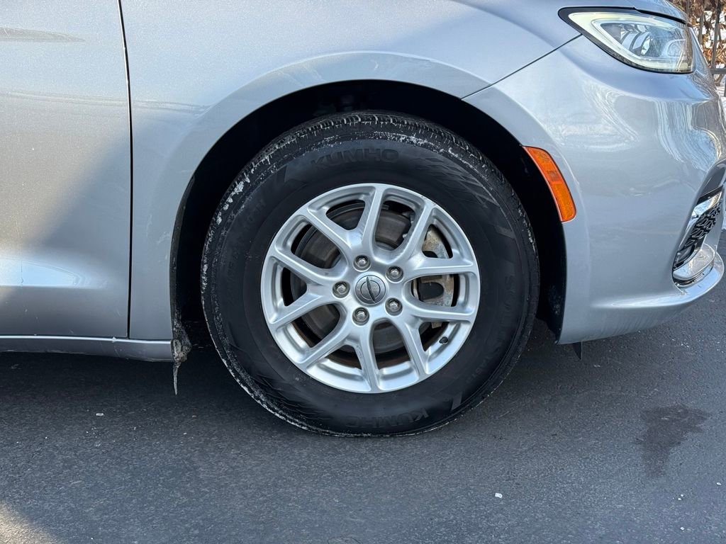 Used 2021 Chrysler Pacifica Touring-L image 9