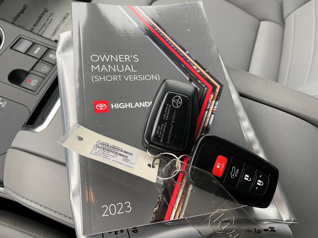 Used 2023 Toyota Highlander XLE FWD image 9