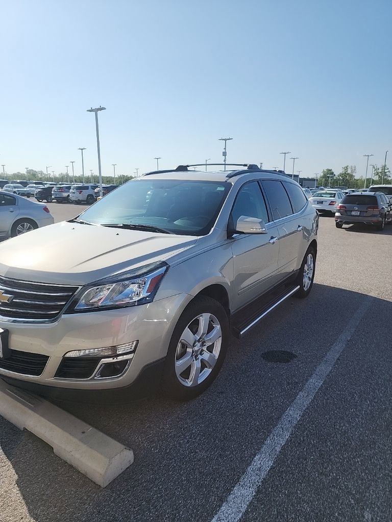 Used 2017 Chevrolet Traverse LT w/ Style and Technology Package image 2
