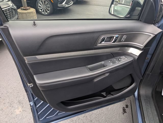 Used 2018 Ford Explorer XLT w/ Equipment Group 202A AWD/4WD image 14