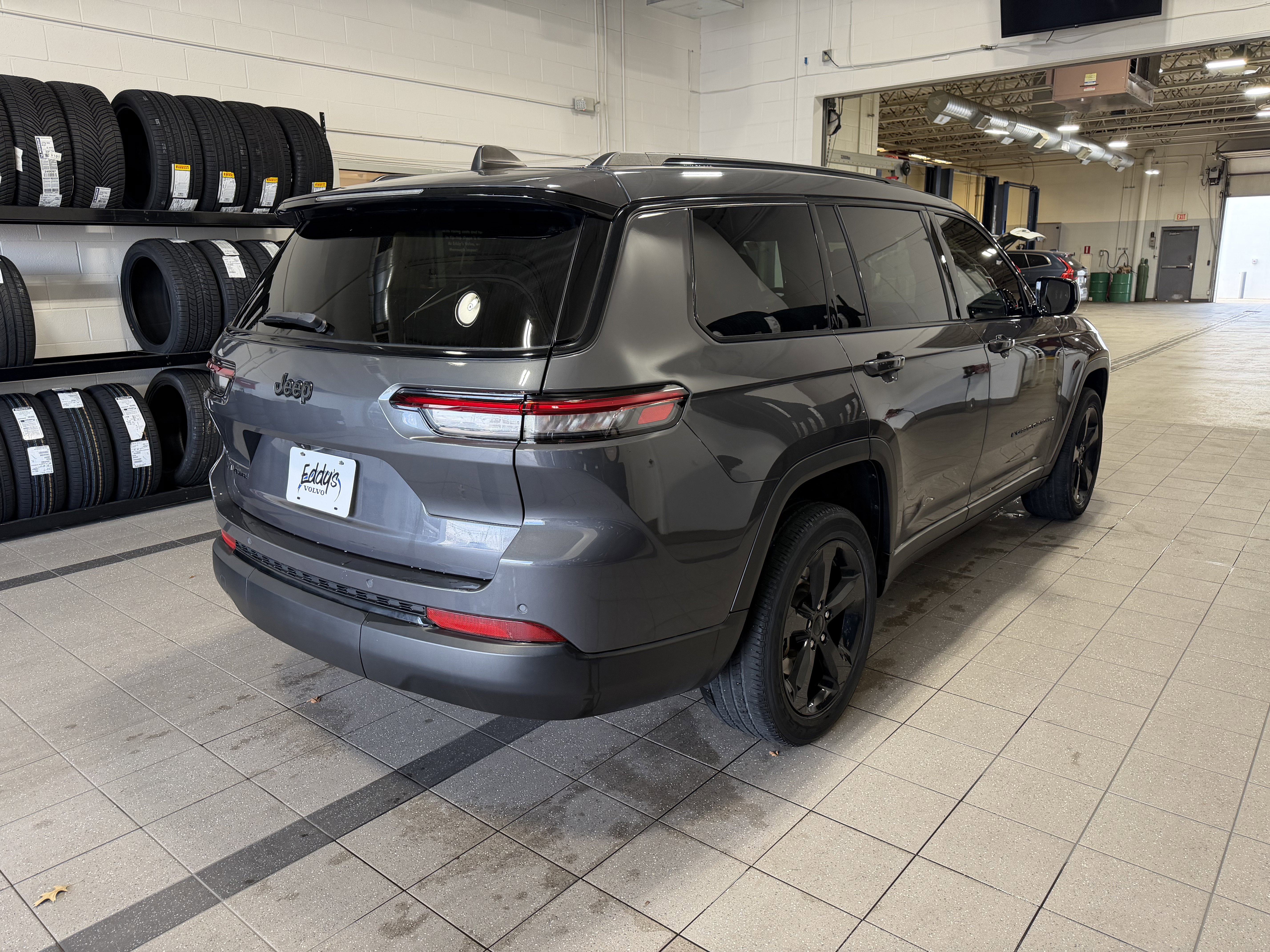 Used 2023 Jeep Grand Cherokee L Laredo image 9