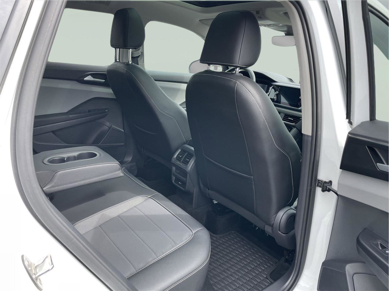 Used 2023 Volkswagen Taos SE w/ Panoramic Sunroof Package AWD/4WD image 18