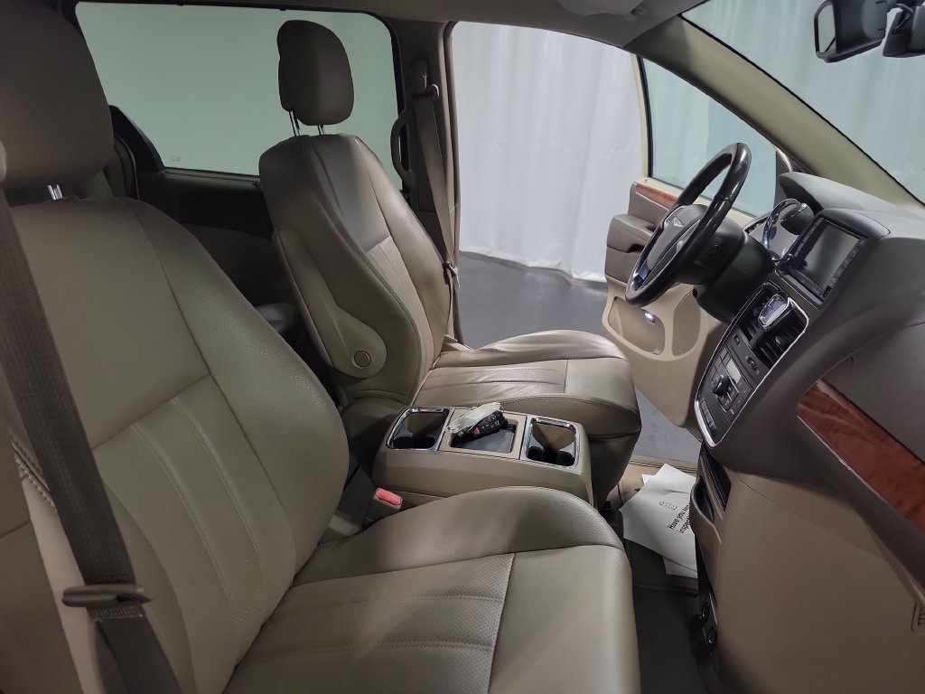 Used 2012 Chrysler Town & Country Touring-L w/ Driver Convenience Group FWD image 32