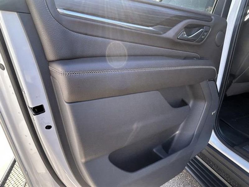 Used 2021 GMC Yukon XL Denali w/ Denali Premium Package image 25