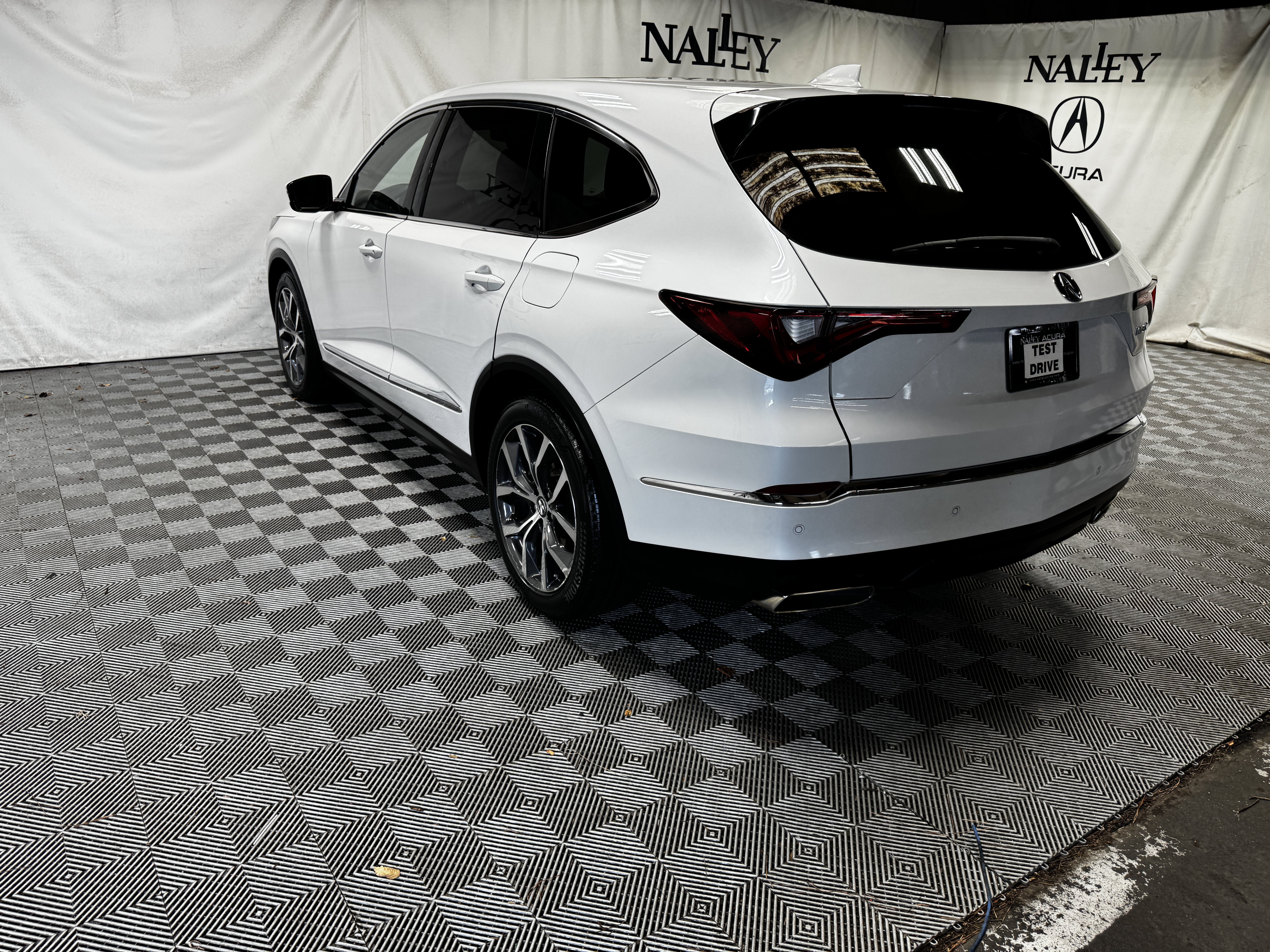 Used 2022 Acura MDX w/ Technology Package FWD image 3