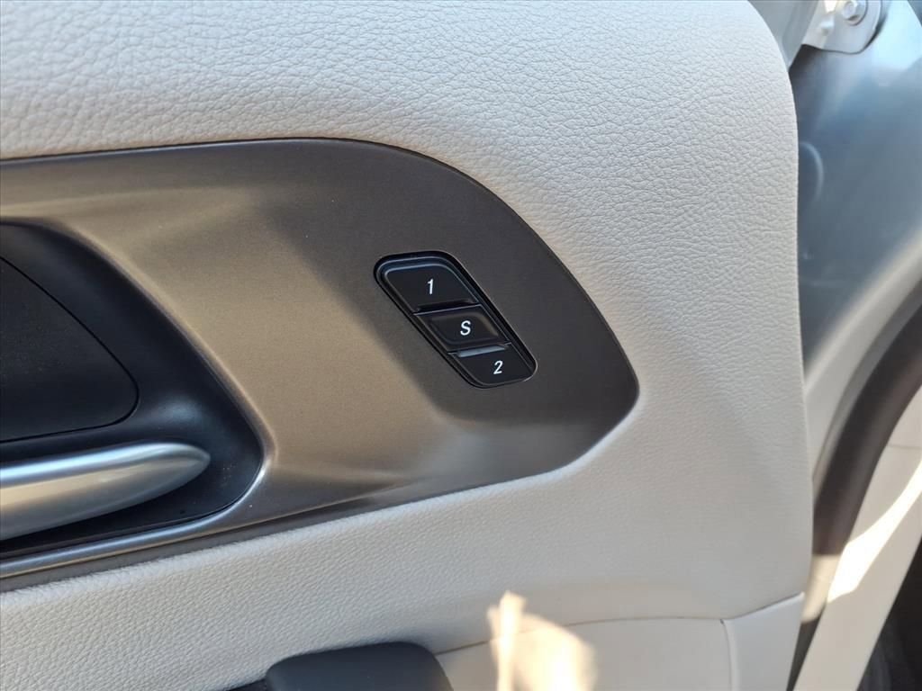 Used 2024 Chrysler Pacifica Touring-L image 12