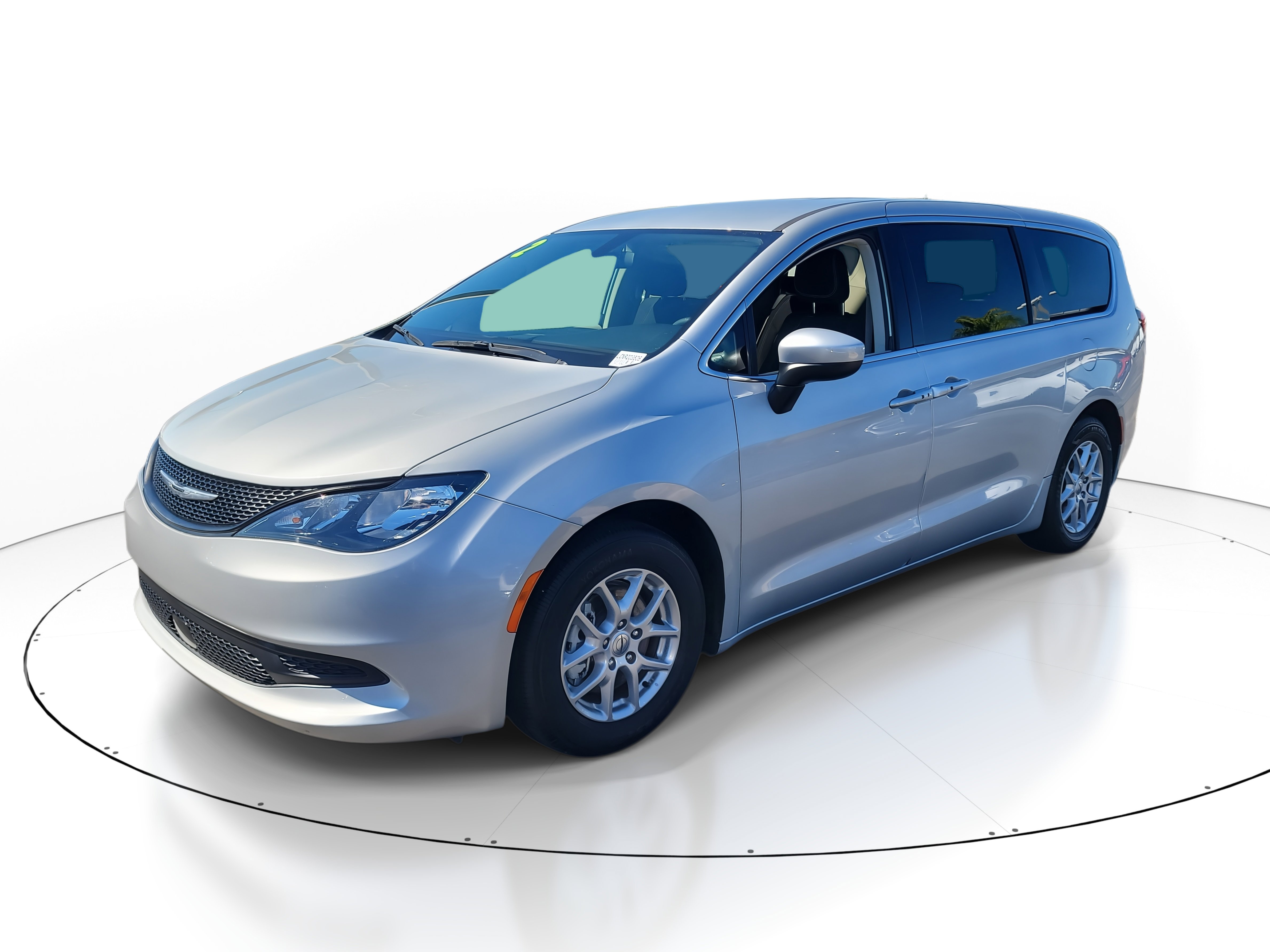 Used 2022 Chrysler Voyager LX image 3