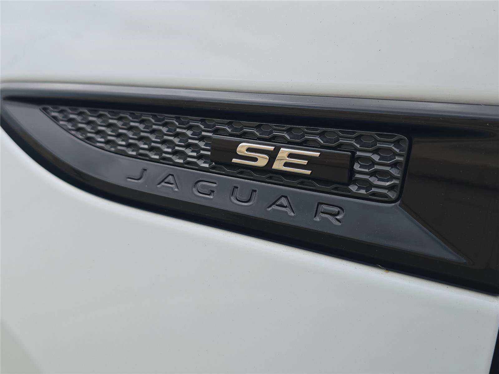 Used 2020 Jaguar E-PACE SE image 10
