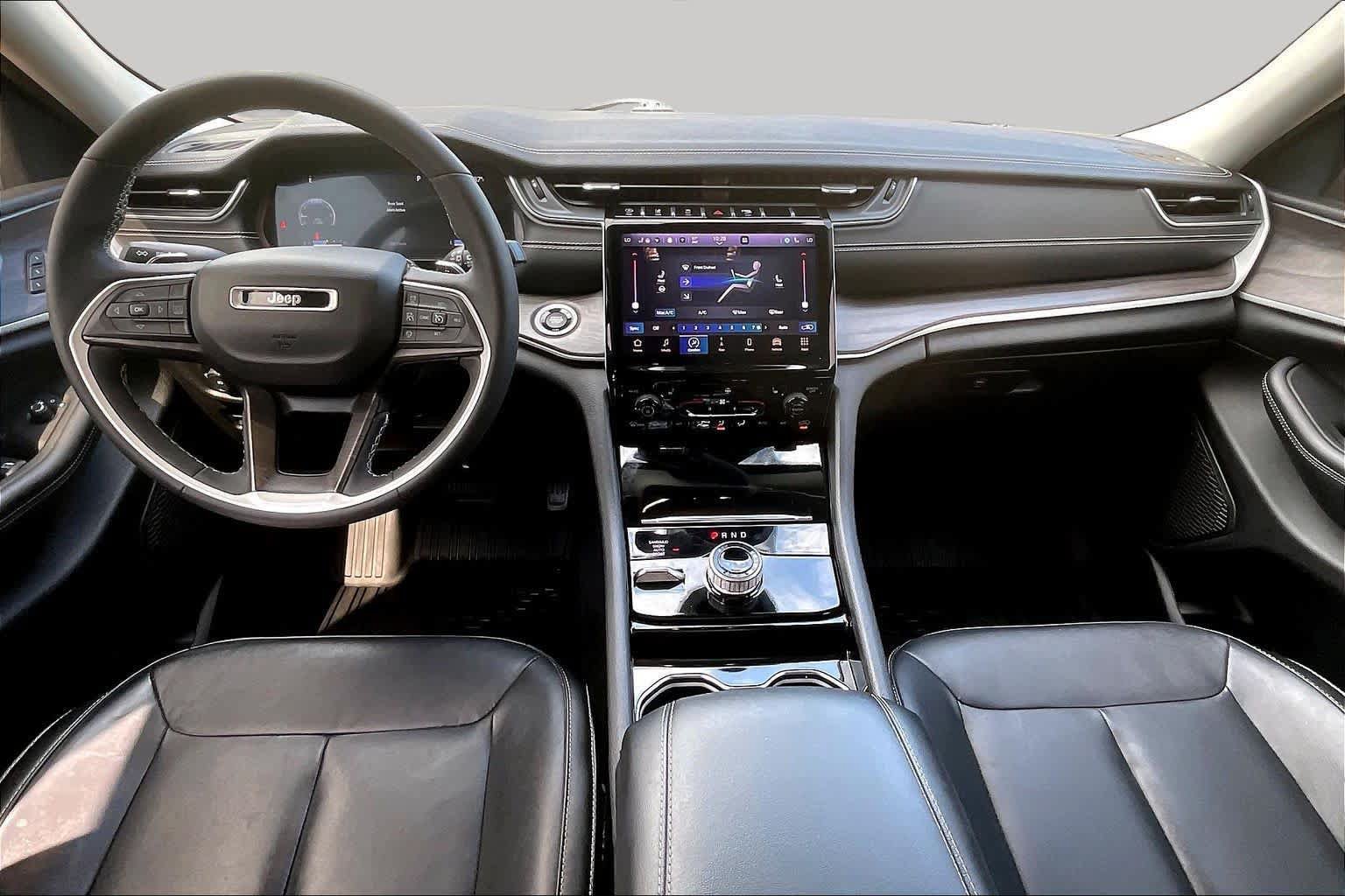 Used 2023 Jeep Grand Cherokee Limited w/ Black Appearance Package AWD/4WD image 15