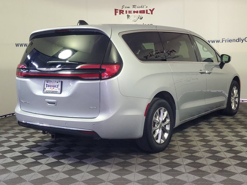 Used 2023 Chrysler Pacifica Touring-L AWD/4WD image 3
