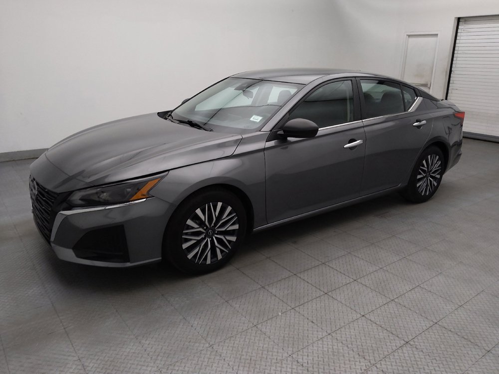 Used 2025 Nissan Altima 2.5 SV FWD image 2