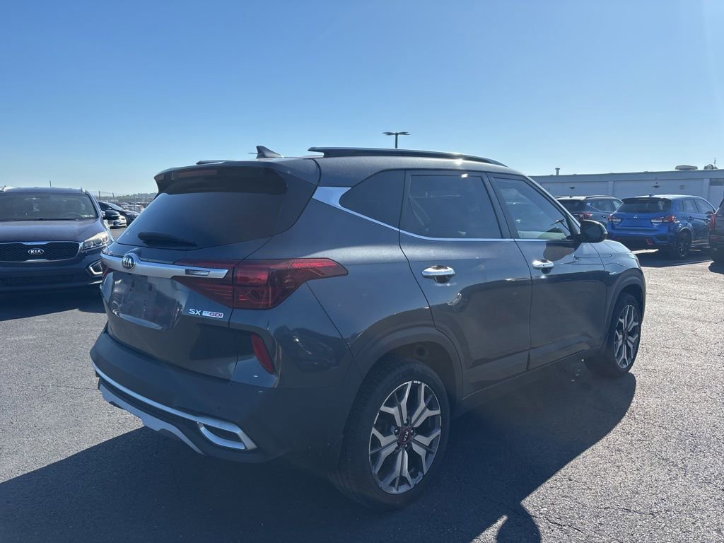 Certified 2021 Kia Seltos SX w/ SX Sunroof Package AWD/4WD image 2