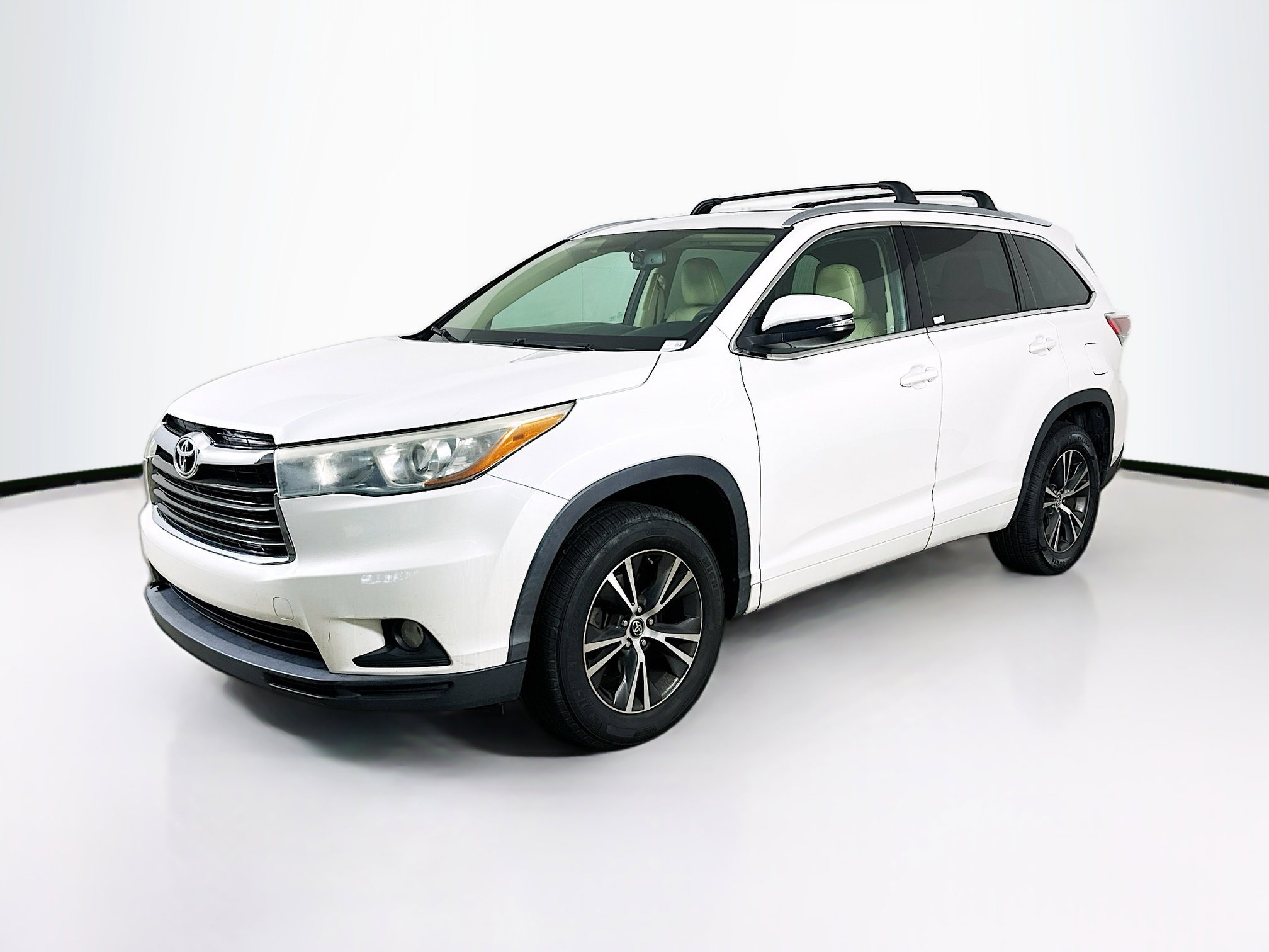 Used 2016 Toyota Highlander XLE image 3