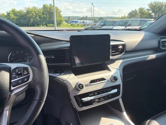 Used 2024 Ford Explorer XLT w/ Equipment Group 202A AWD/4WD image 21