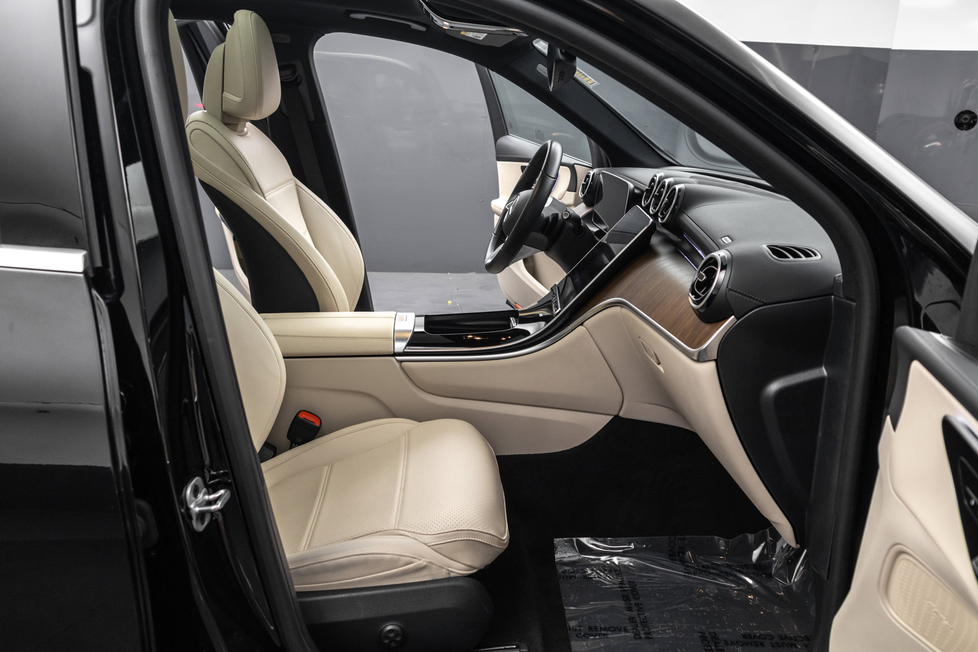 Used 2024 Mercedes-Benz GLC 300 4MATIC image 37