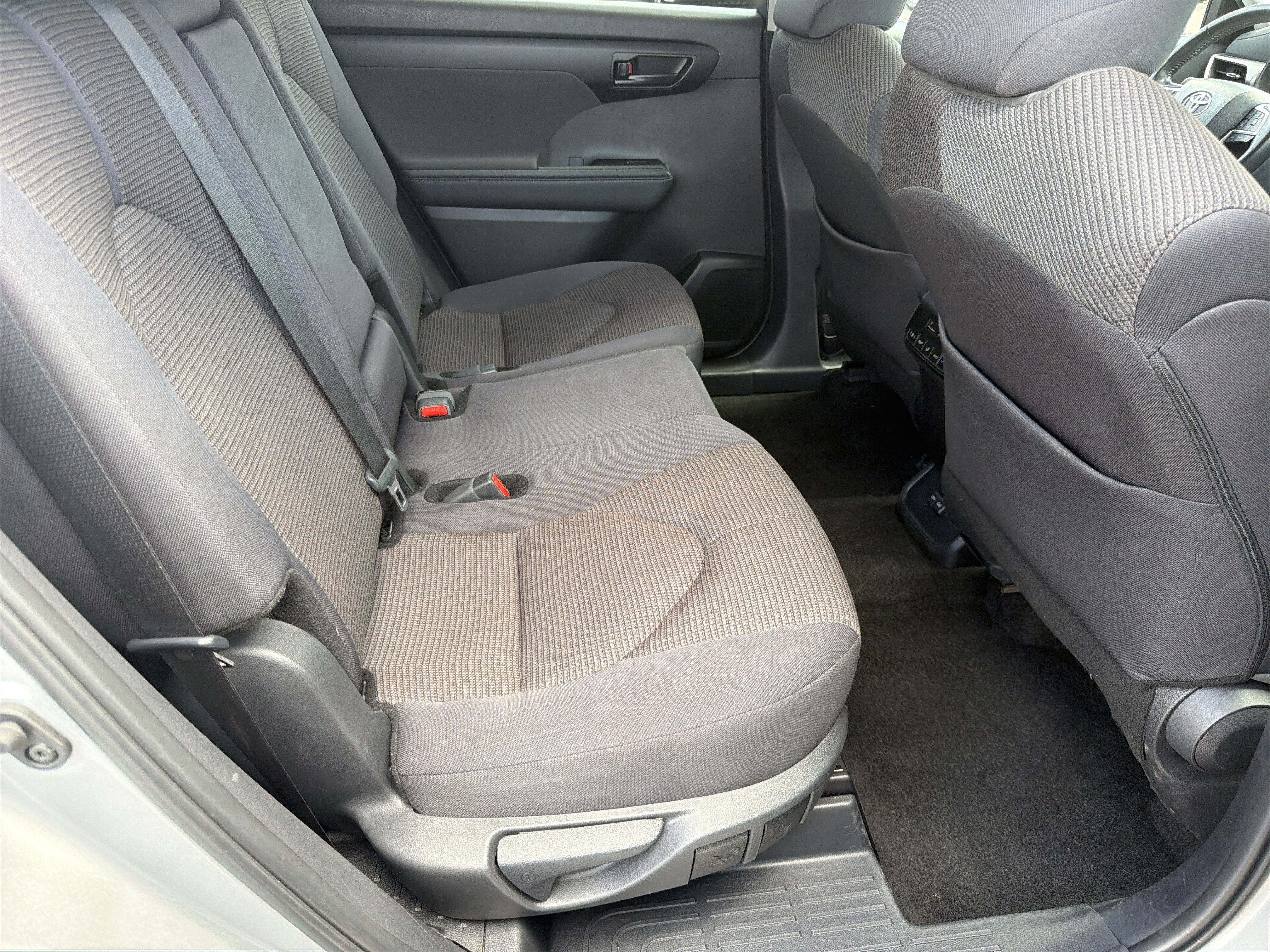 Certified 2025 Toyota Highlander LE FWD image 24