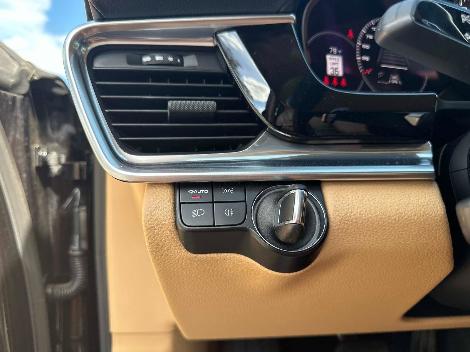 Used 2022 Porsche Panamera image 28