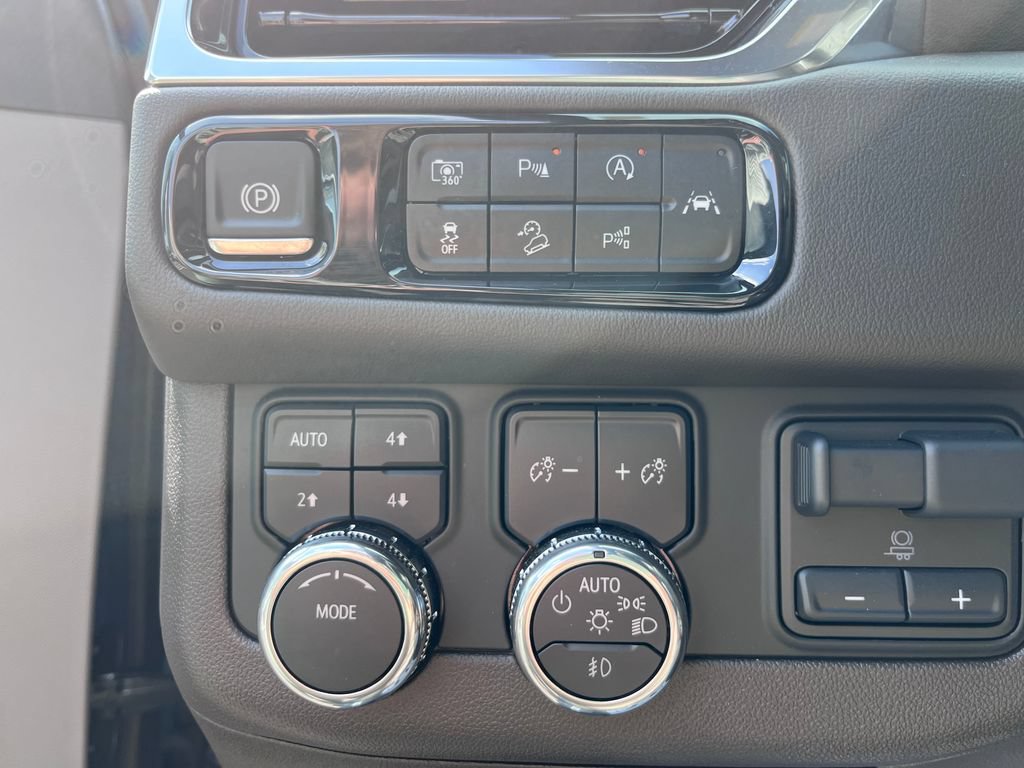 Used 2025 GMC Yukon Elevation AWD/4WD image 12
