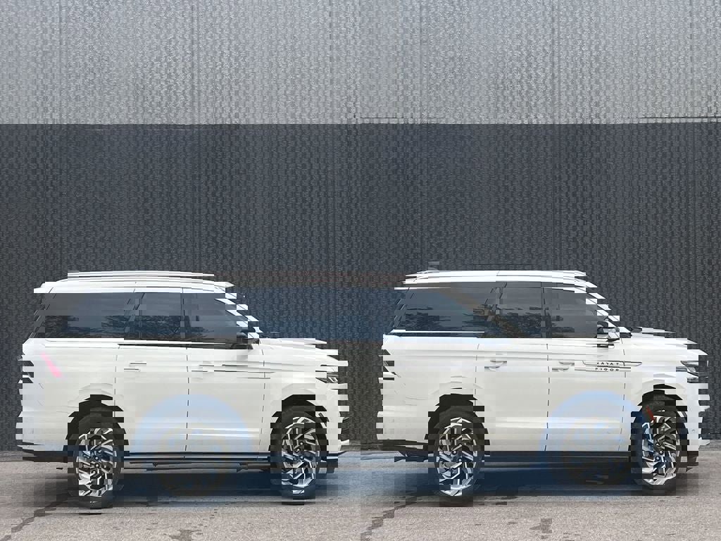 Used 2025 Lincoln Navigator L Reserve AWD/4WD image 8