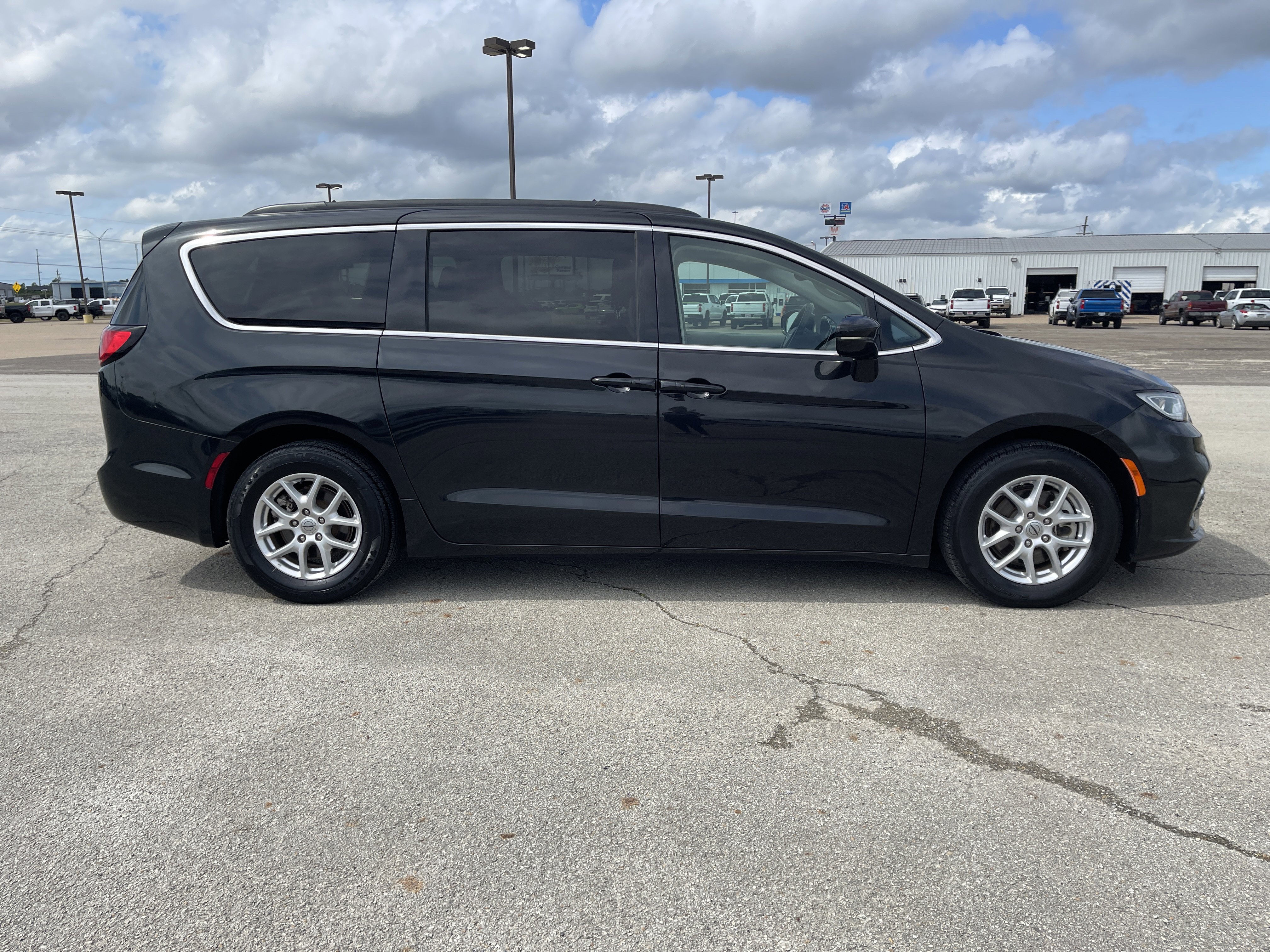 Used 2022 Chrysler Pacifica Touring-L image 3