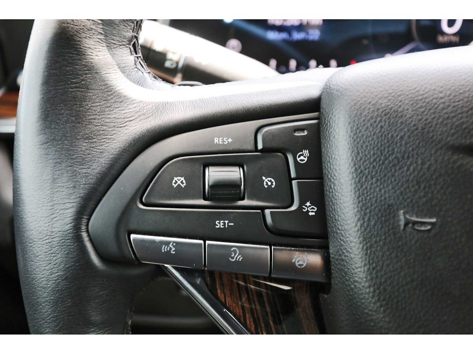 Used 2023 Cadillac Escalade ESV Premium Luxury AWD/4WD image 17