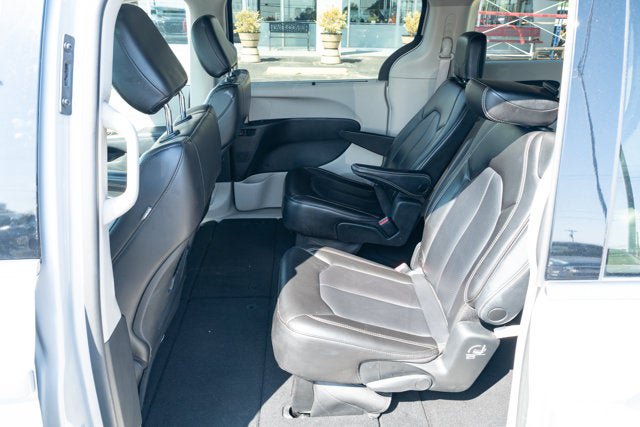 Used 2023 Chrysler Pacifica Touring-L FWD image 27
