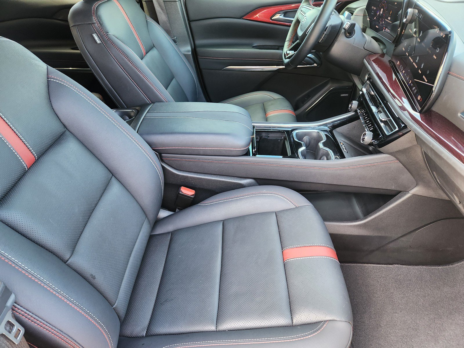 Used 2024 Chevrolet Traverse RS FWD image 12