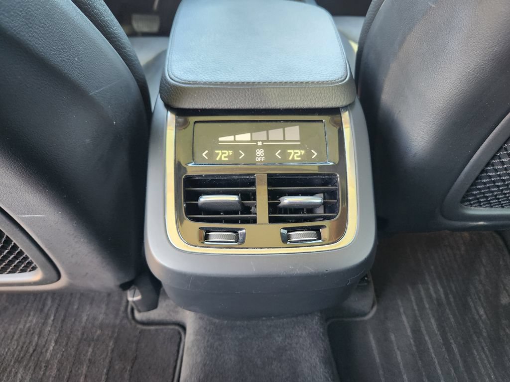 Used 2016 Volvo XC90 T6 Momentum w/ Momentum Plus Package AWD/4WD image 11