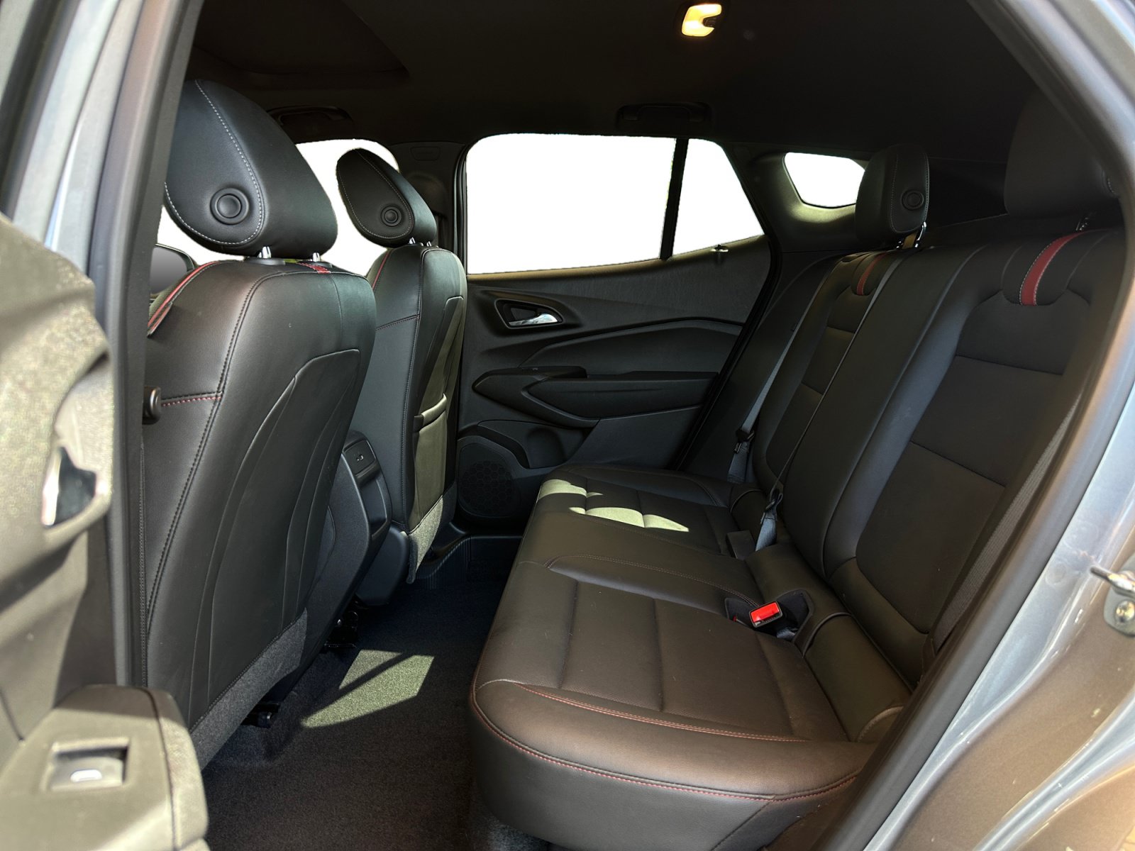 Used 2025 Chevrolet Trax RS w/ Sunroof Package FWD image 13