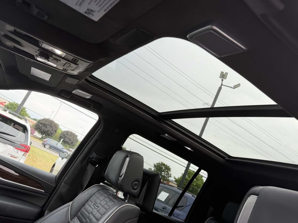 Used 2023 Cadillac Escalade ESV Sport Platinum AWD/4WD image 19