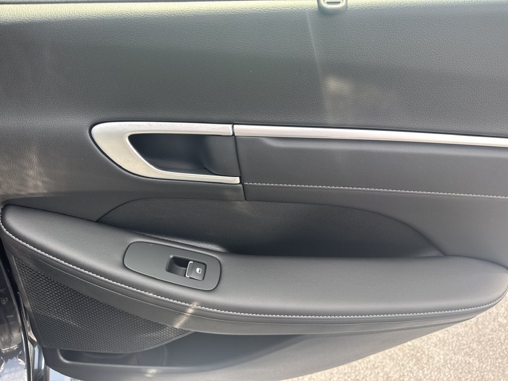 Used 2025 Hyundai Sonata Limited FWD image 15
