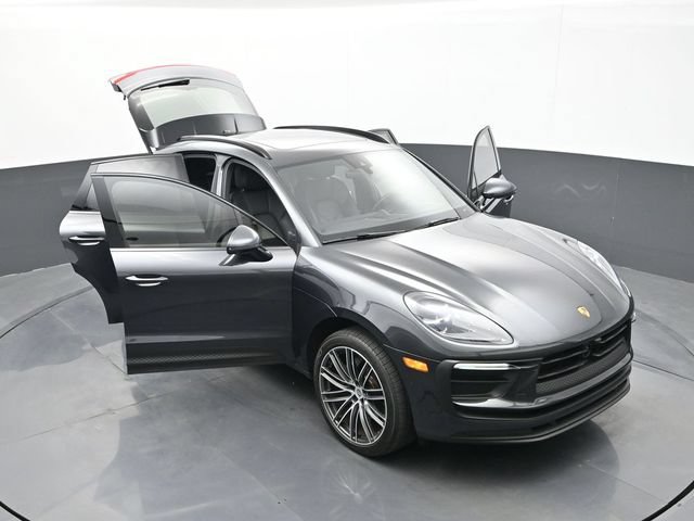 Certified 2025 Porsche Macan AWD/4WD image 31