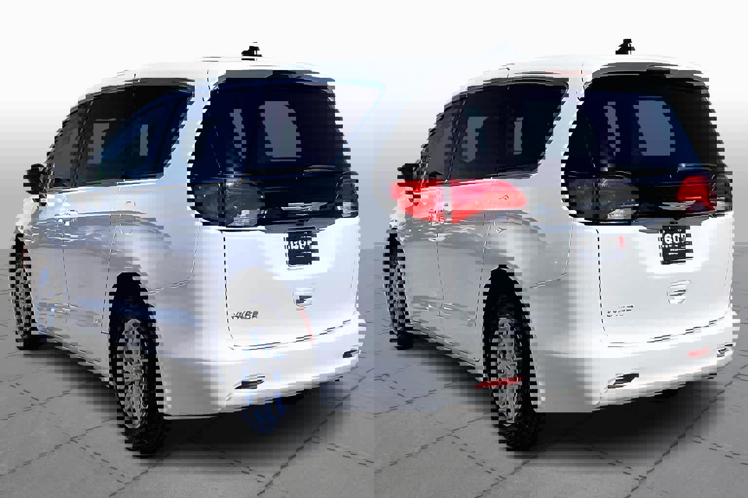 Used 2024 Chrysler Voyager LX image 12