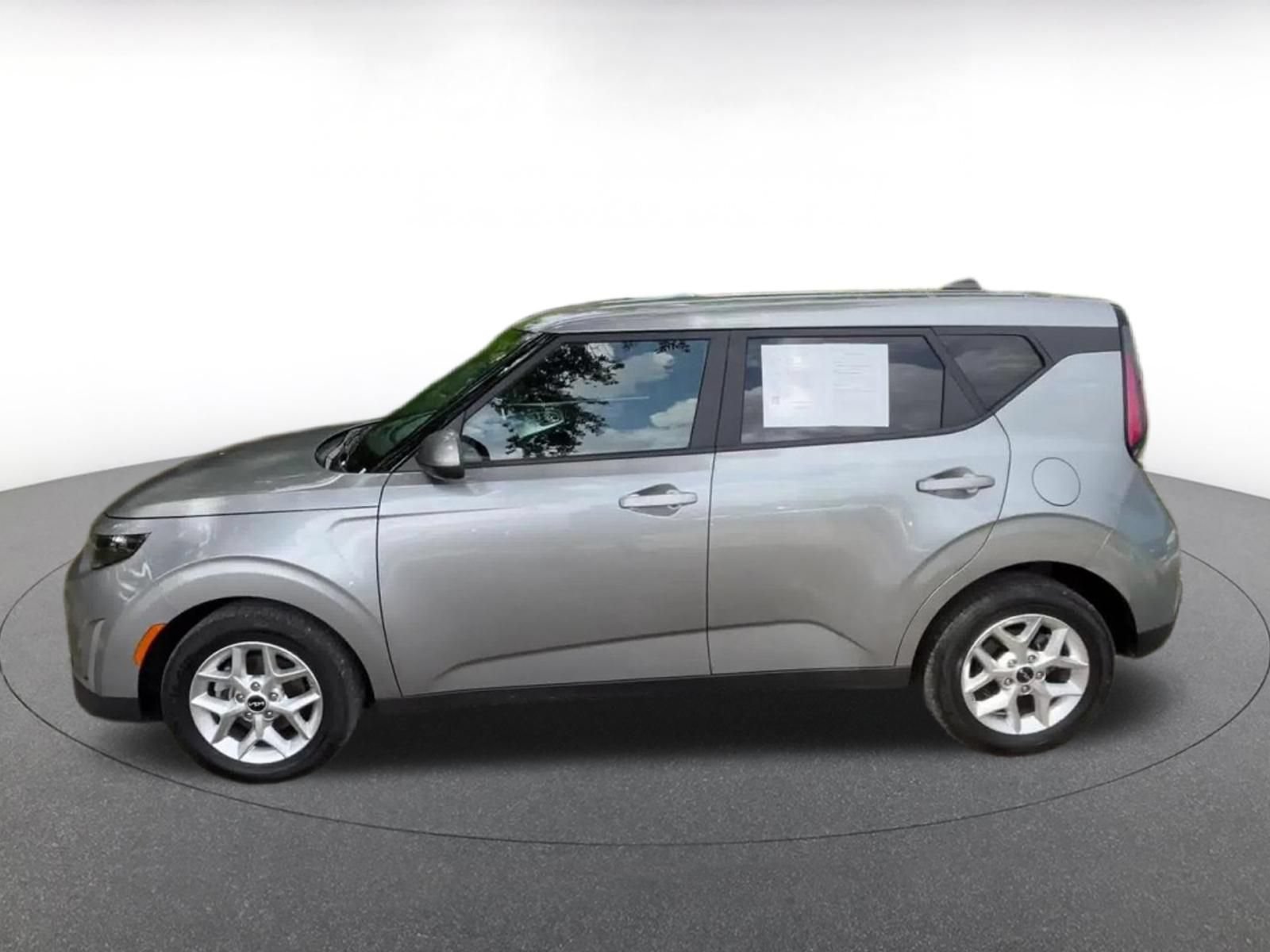 Used 2025 Kia Soul LX w/ LX Technology Package FWD image 9