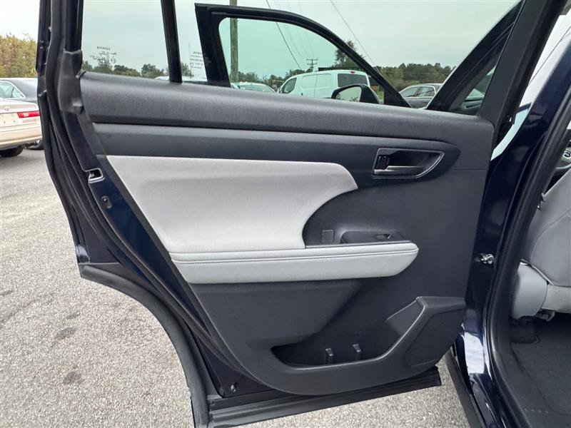 Used 2024 Toyota Highlander LE image 38