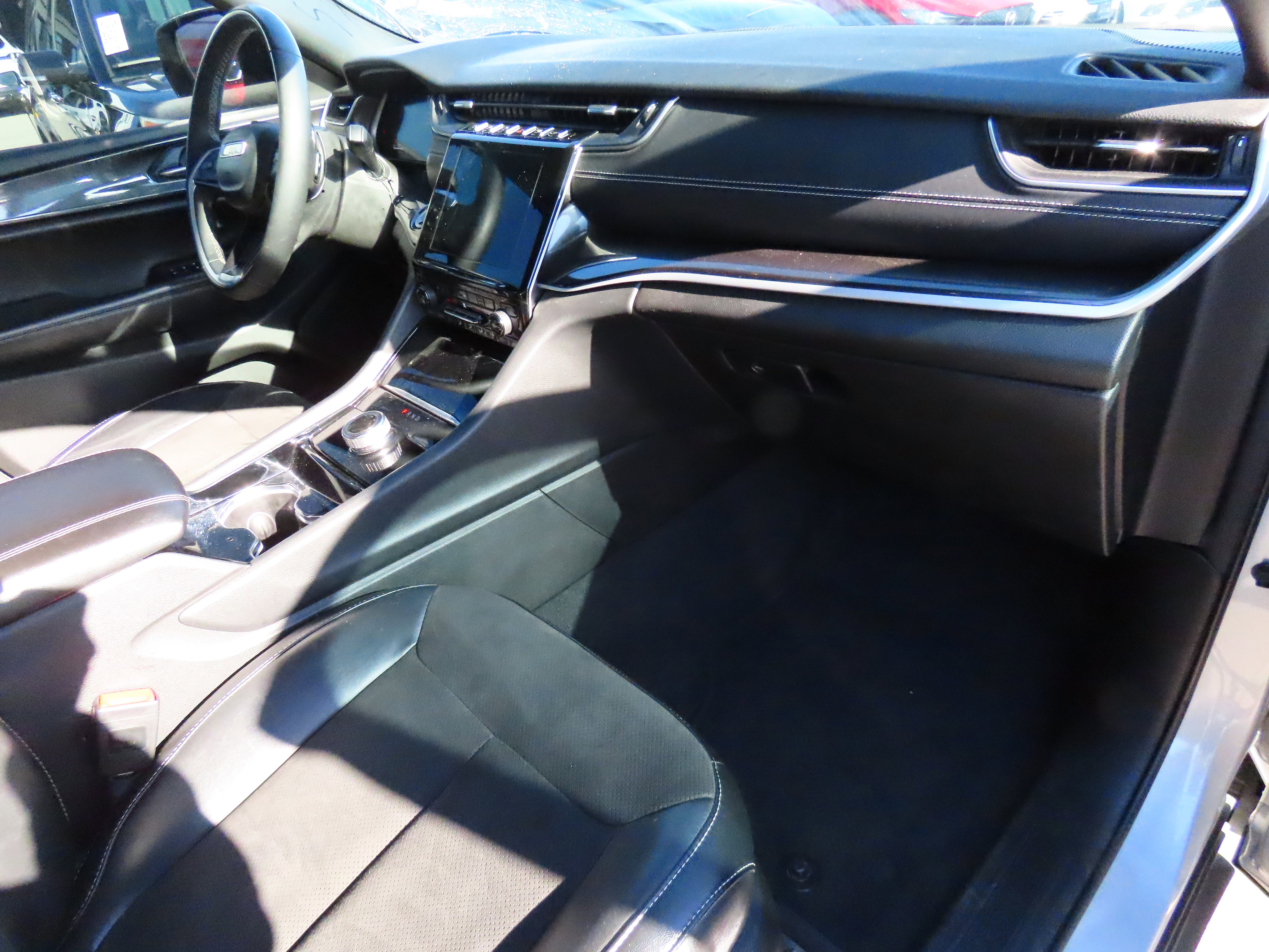 Used 2023 Jeep Grand Cherokee L Laredo image 11