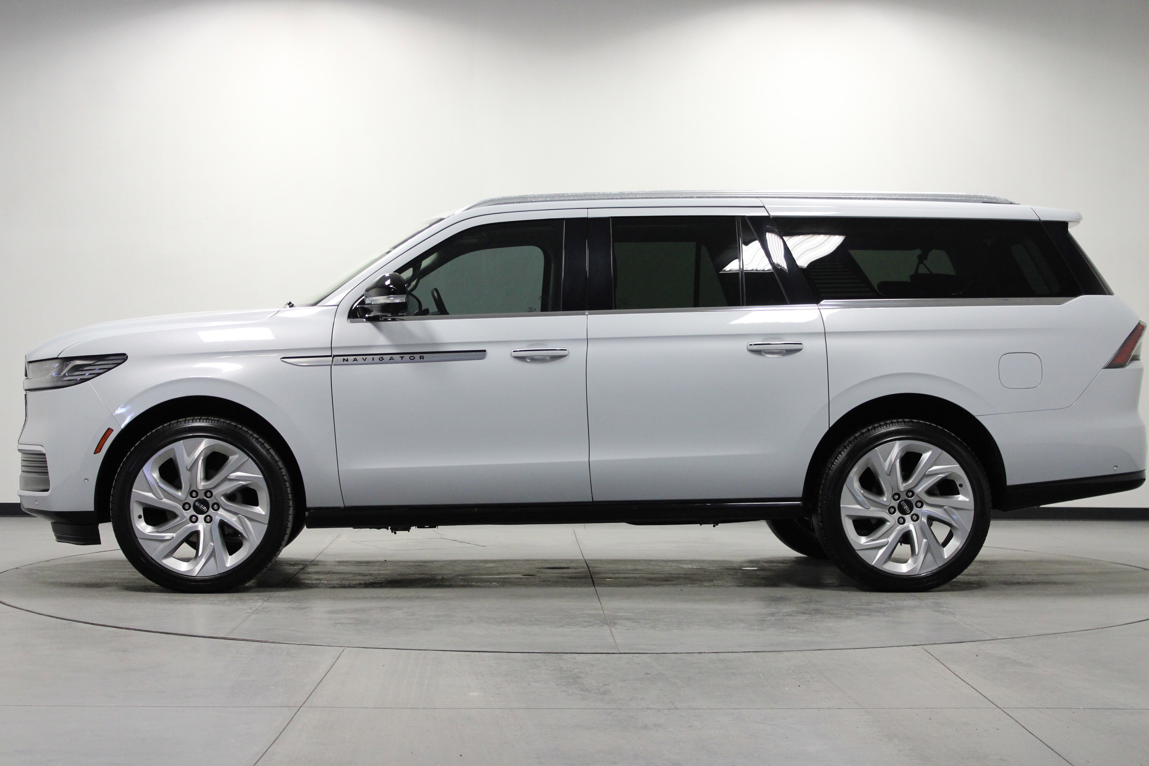 Used 2025 Lincoln Navigator L Reserve image 7