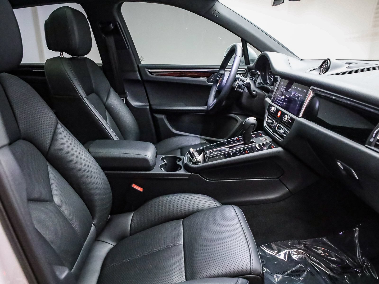 Certified 2026 Porsche Macan AWD/4WD image 18