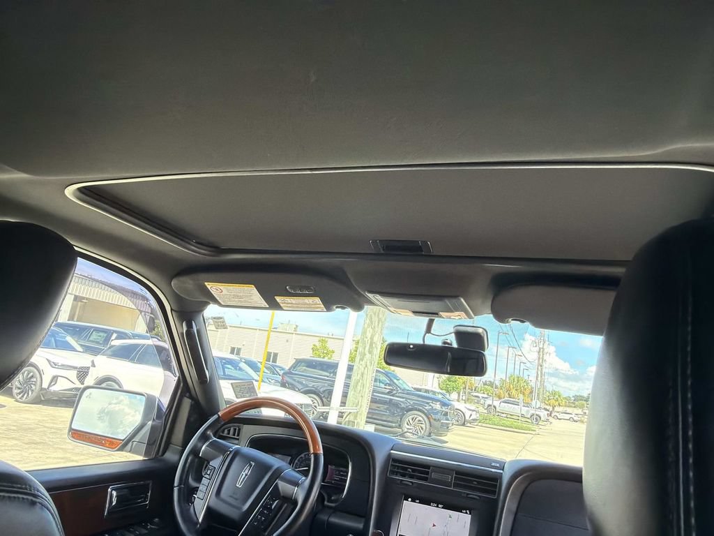 Used 2017 Lincoln Navigator Select RWD image 11