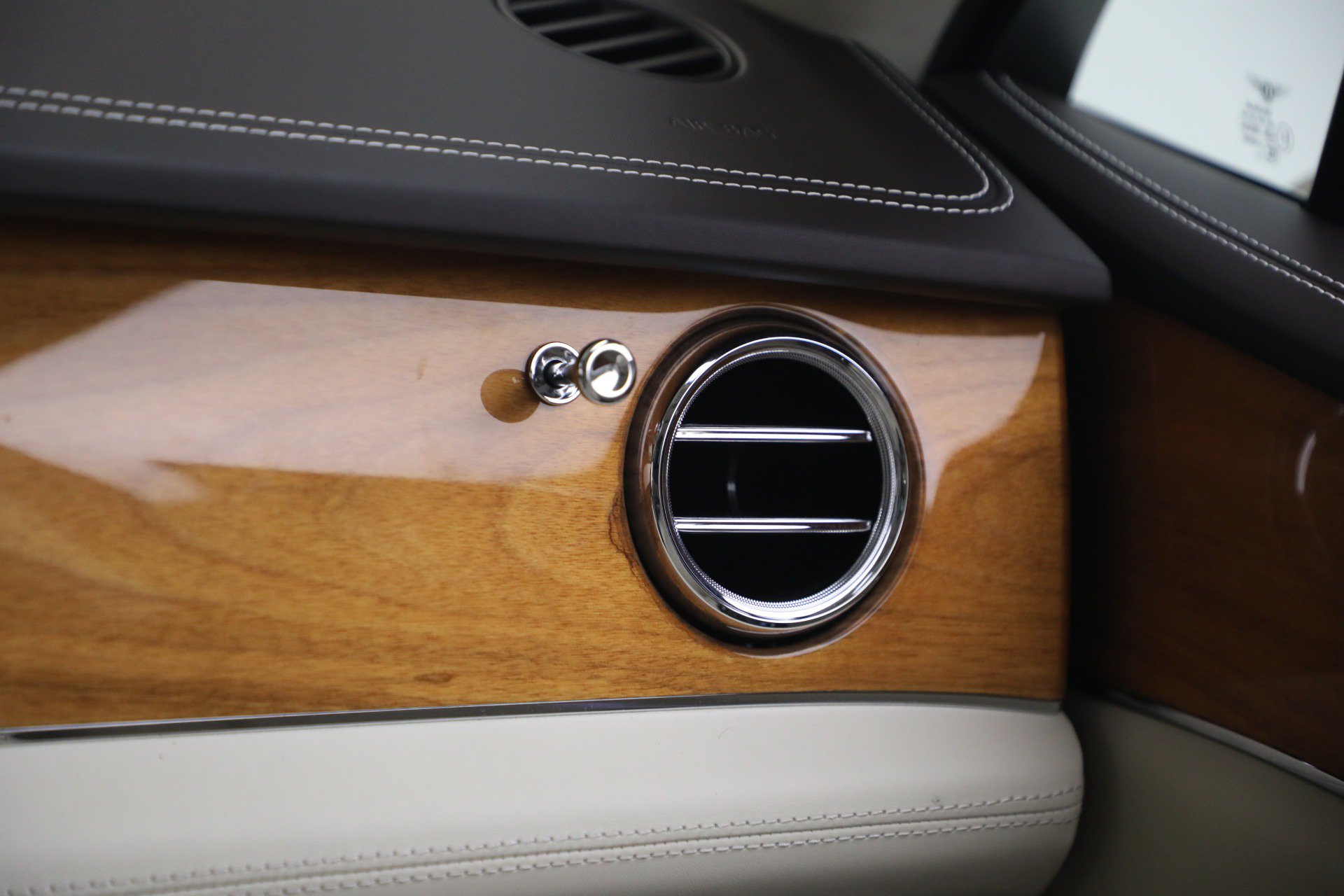 Certified 2021 Bentley Bentayga AWD/4WD image 31