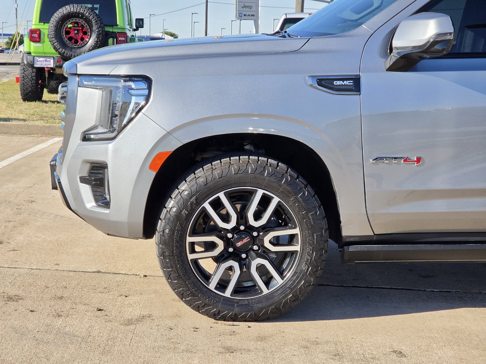 Used 2024 GMC Yukon AT4 AWD/4WD image 10