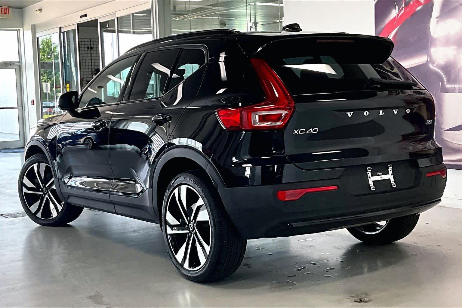 Used 2025 Volvo XC40 B5 Plus AWD/4WD image 4