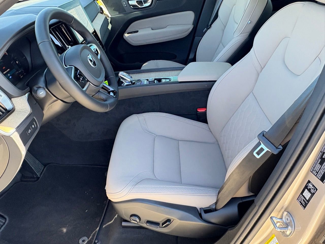 New 2026 Volvo XC60 T8 Plus w/ Protection Package Premier AWD/4WD image 19