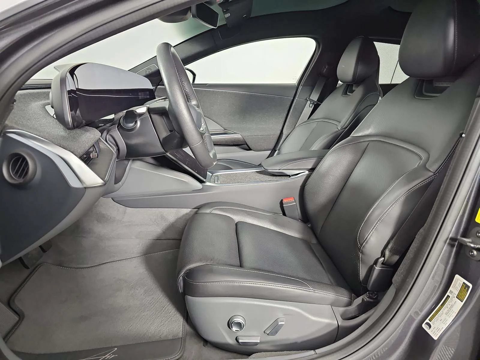 Used 2024 Lucid Air Touring AWD/4WD image 3