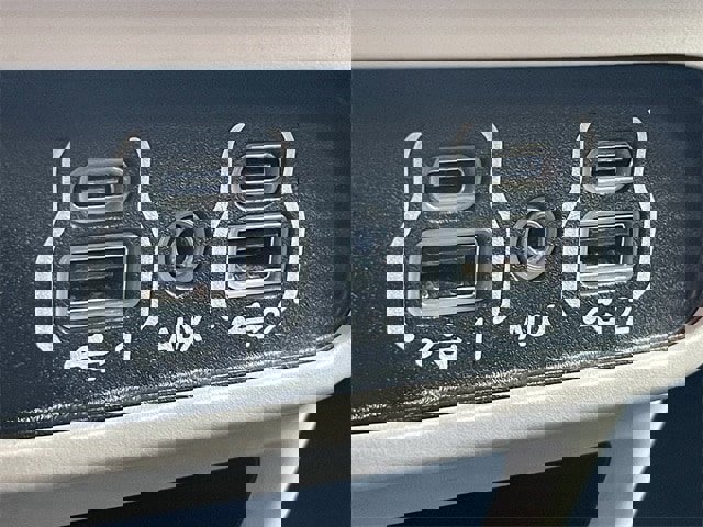 Used 2024 Chrysler Pacifica Touring-L image 19