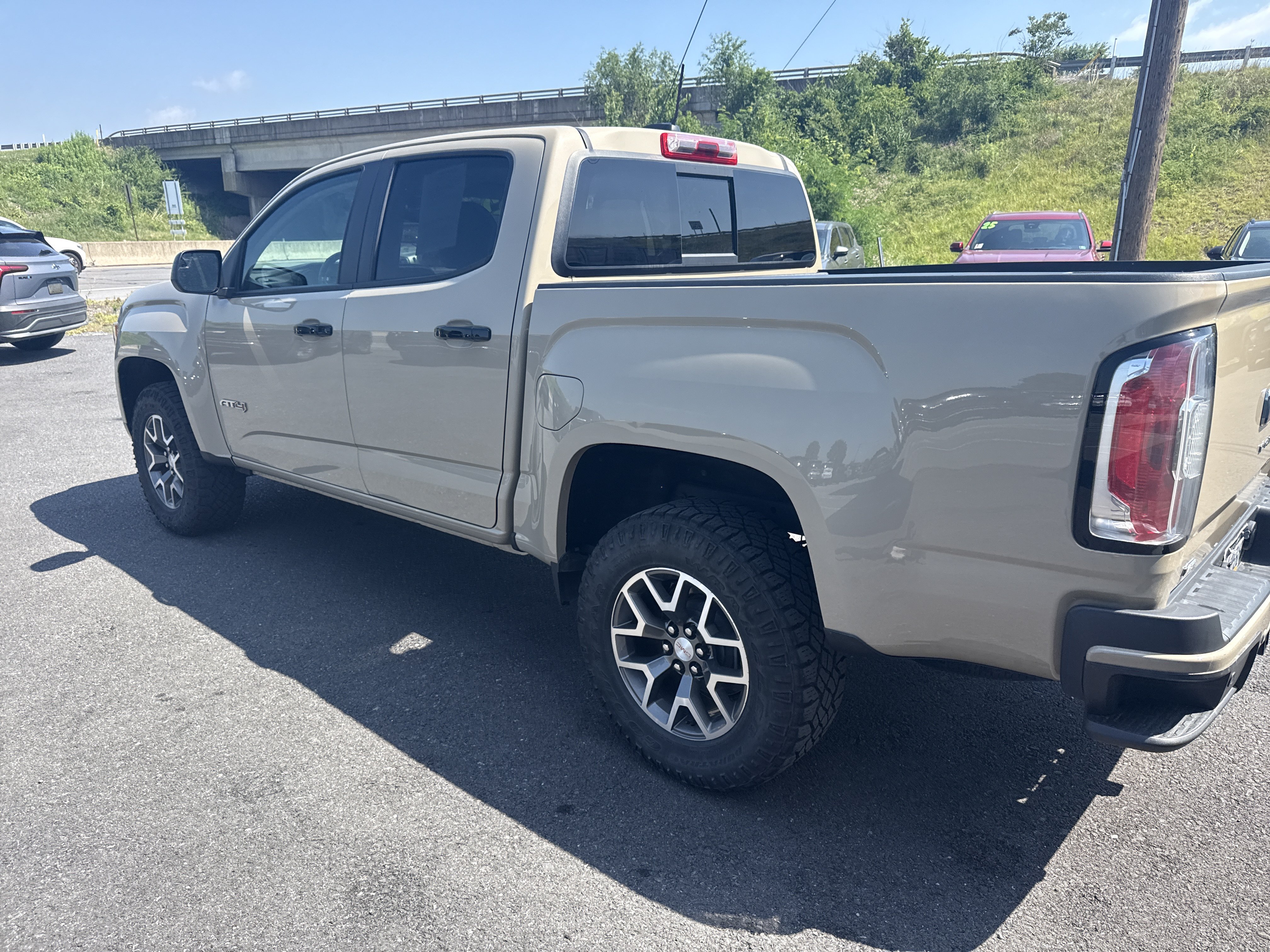 Used 2022 GMC Canyon AT4 w/ Trailering Package AWD/4WD image 6